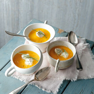 Gelbe Paprikasuppe mit Schnittlauchnocken Gelbe Paprikasuppe mit Schnittlauchnocken