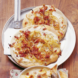 Brotfladen mit Speck-Zwiebeln Brotfladen mit Speck-Zwiebeln