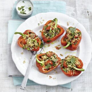 Gefüllte Paprikaschoten mit Minzejoghurt Gefüllte Paprikaschoten mit Minzejoghurt