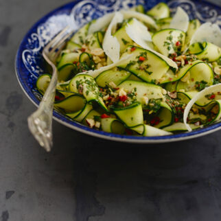 ZUCCHINISALAT MIT MINZE UND HASELNÜSSEN ZUCCHINISALAT MIT MINZE UND HASELNÜSSEN