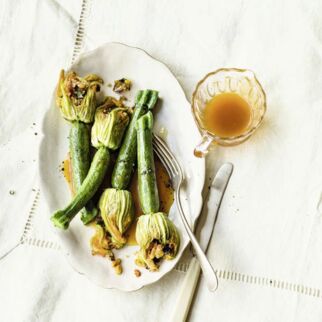 Gefüllte Zucchiniblütenmit Orangen-Harissa-Vinaigrette Gefüllte Zucchiniblütenmit Orangen-Harissa-Vinaigrette