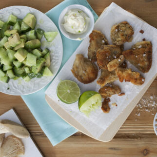 Gebackene Austernpilze mit Avocado-Gurkensalat Gebackene Austernpilze mit Avocado-Gurkensalat