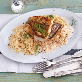 Gebratene Fischfilets mit Sauerkraut Gebratene Fischfilets mit Sauerkraut