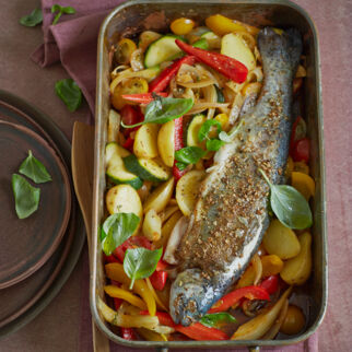 Lachsforellen auf mediterranem Ofengemüse Lachsforellen auf mediterranem Ofengemüse