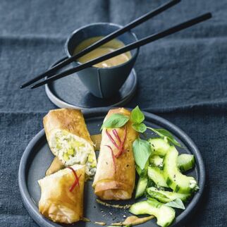 Kokosreis-Röllchen mit Erdnusssauce Kokosreis-Röllchen mit Erdnusssauce