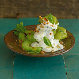 Warmer Gurkensalat mit Minzjoghurt