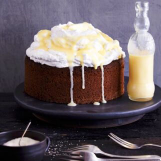 Walnusstorte mit Sahne und Eierlikör Walnusstorte mit Sahne und Eierlikör