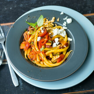 Paprika-Pasta mit Feta und Walnüssen Paprika-Pasta mit Feta und Walnüssen