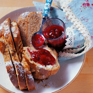 Dinkel-Frühstückszopf mit Rosinen und Mandeln Dinkel-Frühstückszopf mit Rosinen und Mandeln