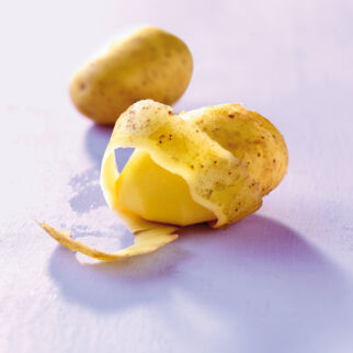 Buntes Ofengemüse Kartoffeln schälen Buntes Ofengemüse Kartoffeln schälen