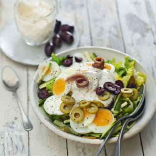 Mediterraner Eiersalat mit Zucchini und Sardellencreme-Dressing Mediterraner Eiersalat mit Zucchini und Sardellencreme-Dressing