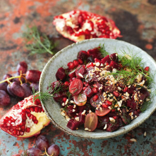 Rote-Bete-Haselnuss-Salat mit Granatapfel-Dressing Rote-Bete-Haselnuss-Salat mit Granatapfel-Dressing