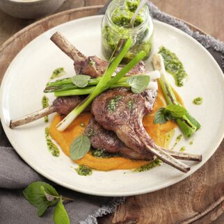 Lammkoteletts mit Minzpesto und Möhrenpüree Lammkoteletts mit Minzpesto und Möhrenpüree