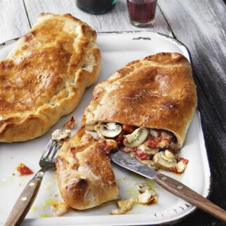 Calzone mit Schinken und Champignons Calzone mit Schinken und Champignons