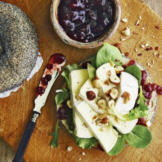 Camembert-Bagel mit Preiselbeeren Camembert-Bagel mit Preiselbeeren