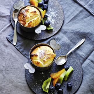 Tonka-Quark-Soufflé mit Früchte-Deko Tonka-Quark-Soufflé mit Früchte-Deko