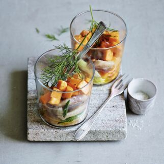 Matjes-Papaya-Verrine mit Chili und Frühlingszwiebeln Matjes-Papaya-Verrine mit Chili und Frühlingszwiebeln