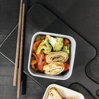 Japanische Omeletterollen mit Gemüse Japanische Omeletterollen mit Gemüse