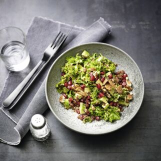 Grünkohlsalat mit Quinoa und Granatapfel Grünkohlsalat mit Quinoa und Granatapfel