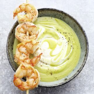 Avocadosuppe mit Garnelenspiess Avocadosuppe mit Garnelenspiess