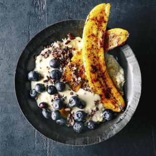 Porridge mit Kakao-Nibs und Banane Porridge mit Kakao-Nibs und Banane