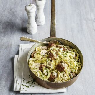 Hackbällchen auf Spitzkohl-Tagliatelle Hackbällchen auf Spitzkohl-Tagliatelle
