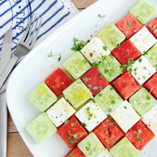 Wassermelonen-Feta-Salat in Würfeln angerichtet Wassermelonen-Feta-Salat