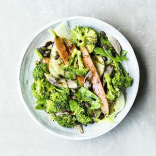 Gedämpftes grünes Frühlingsgemüse Gedämpftes grünes Frühlingsgemüse