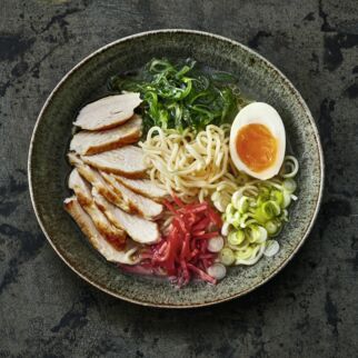 Ramen mit Hähnchenbrust, Wakame und Ingwer Ramen mit Hähnchenbrust, Wakame und Ingwer