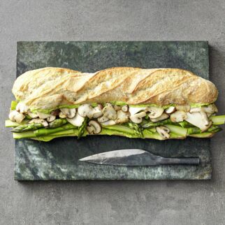 Veganes Baguette mit Pilzen, Spargel und Bohnen Veganes Baguette mit Pilzen, Spargel und Bohnen