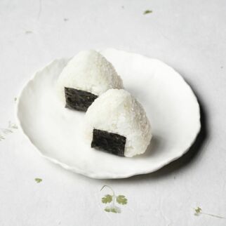 Onigiri mit Walnuss-Miso Onigiri mit Walnuss-Miso