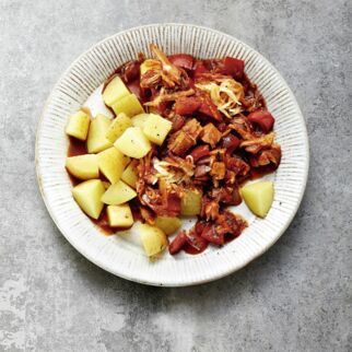 Jackfruit-Gulasch mit Sauerkraut Jackfruit-Gulasch mit Sauerkraut