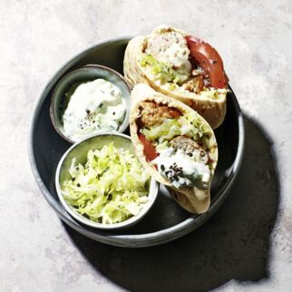 Bifteki im Pita-Brot mit Krautsalat und Zaziki Bifteki im Pita-Brot mit Krautsalat und Zaziki