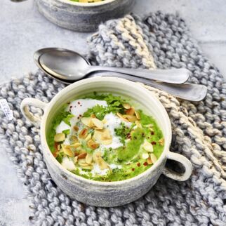 Erbsensüppchen mit Kerbel und gerösteten Mandeln Erbsensüppchen mit Kerbel und gerösteten Mandeln
