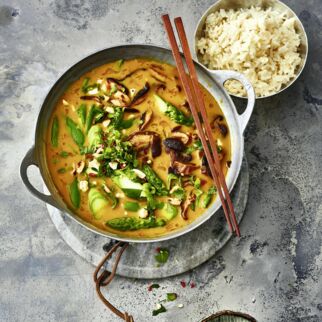 Kokos-Curry mit Shiitake und grünem Gemüse Kokos-Curry mit Shiitake und grünem Gemüse