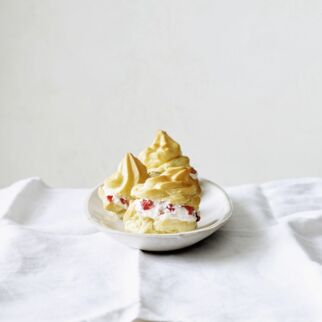 Profiteroles mit Erdbeerjoghurt Profiteroles mit Erdbeerjoghurt