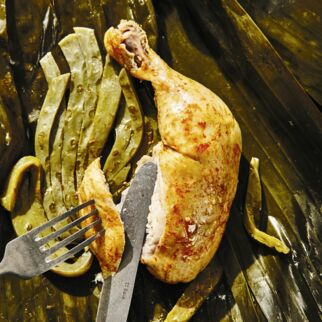 Mariniertes Hähnchen in Bananenblättern Mariniertes Hähnchen in Bananenblättern