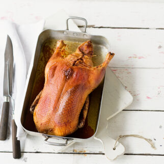 Knuspriger Entenbraten mit Apfelfüllung in einem Bräter - Entenbraten Rezept Entenbraten mit Apfel