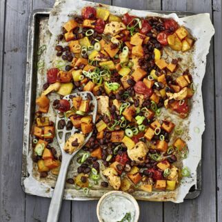 Tex-Mex-Blech mit Crème-Fraîche-Dip Tex-Mex-Blech mit Crème-Fraîche-Dip