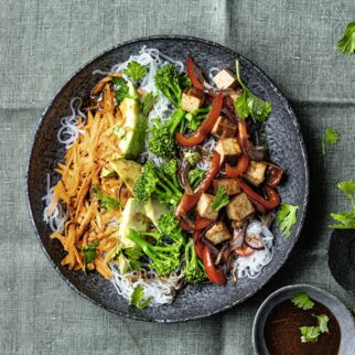 Rainbow-Bowl mit
Miso-Ingwer-Dressing Rainbow-Bowl mit
Miso-Ingwer-Dressing