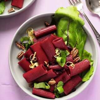 Pinke Pasta mit Zitronen-Knoblauch-Öl und Pekannüssen Pinke Pasta mit Zitronen-Knoblauch-Öl und Pekannüssen