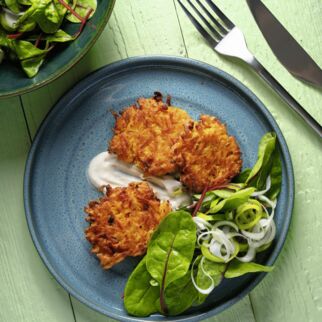 Süßkartoffel-Rösti mit Mangold-Lauch-Salat und Chili-Mayonnaise Süßkartoffel-Rösti mit Mangold-Lauch-Salat und Chili-Mayonnaise