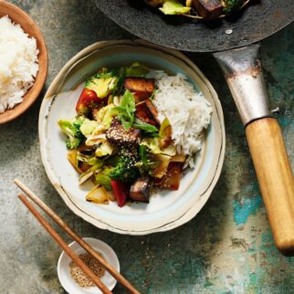 Marinierter Teriyaki-Tofu aus dem Wok Marinierter Teriyaki-Tofu aus dem Wok
