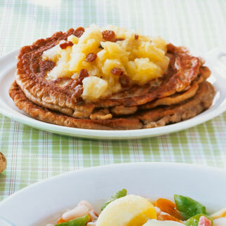 Buchweizen-Pfannkuchen mit Apfelmus Buchweizen-Pfannkuchen mit Apfelmus