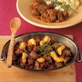 Rindergulasch mit Artischocken Rindergulasch mit Artischocken