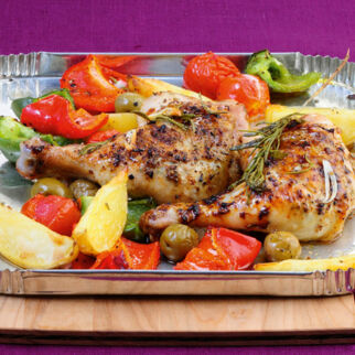 Hähnchenkeulen vom Blech mit Sommergemüse Hähnchenkeulen vom Blech mit Sommergemüse