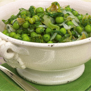 Grüne Erbsen mit feinen Salatstreifen Grüne Erbsen mit feinen Salatstreifen