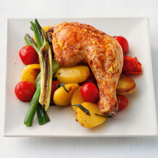 Hähnchenkeulen auf Salbeikartoffeln Hähnchenkeulen auf Salbeikartoffeln