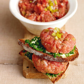 Rindertatar mit Essiggurken und frischem Schnittlauchbrot Rindertatar mit Essiggurken und frischem Schnittlauchbrot