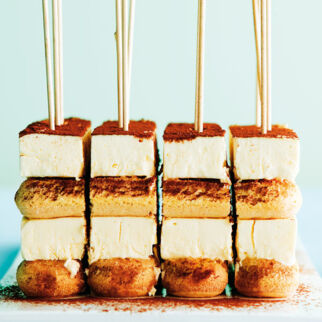 Tiramisu-Spiesse mit Mascarpone-Parfait Tiramisu-Spiesse mit Mascarpone-Parfait